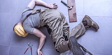 תמונה של המאמר על קצבת נכות כללית בה רואים גבר שרוע על גב רצפת אריחים לבוש בסרבל וכובע עבודה צהוב פלייר אדום פטיש ושבב עץ סולם מתכת אפור