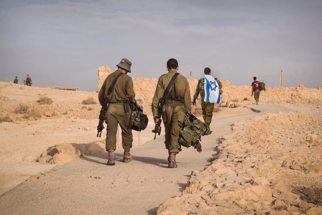 תמונת נושא של המאמר על עורך דין תביעות משרד הביטחון המציגה שלושה חיילי צה