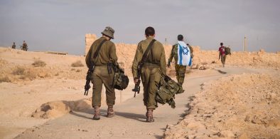 תמונת נושא של המאמר על עורך דין תביעות משרד הביטחון המציגה שלושה חיילי צה