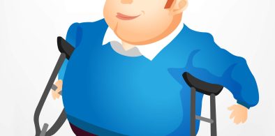 תמונת נושא של המאמר על 10 אחוז נכות לצמיתות איור מצויר של גבר בעל עודף משקל עם שיער ג'ינג'י ועיניים ירוקות מחייך הוא לובש סוודר כחול ומשתמש בשני קביים לתנועה.